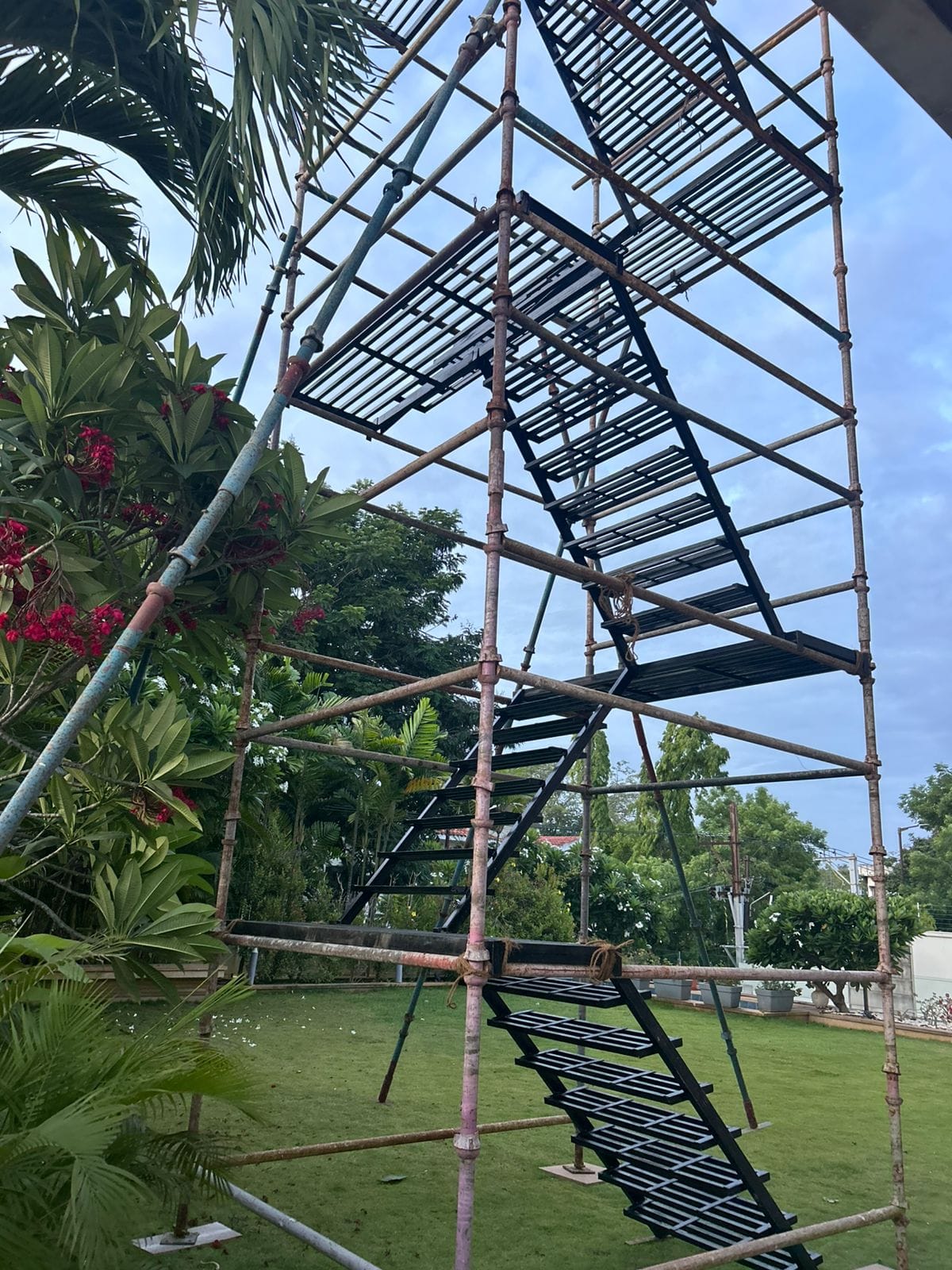 MS Tower Scaffolding System with Staircase Access for Construction Projects